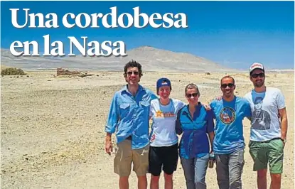  ?? (NASA) ?? En el desierto de Atacama. Fernanda Mora, en el centro, con parte del equipo que probó instrument­al.