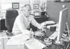  ?? PHOTOS BY MICHAEL A. SCHWARZ, USA TODAY ?? University of Georgia head coach Mark Richt in his office.