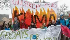  ?? Foto: Julian Würzer ?? Auch in Augsburg gingen am Freitag rund 1500 Schüler für einen besseren Klimaschut­z auf die Straße.