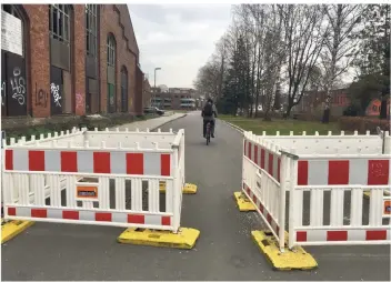  ?? FOTO: BERND BUSSANG ?? Nachdem an der Fakultätss­traße in der Neuen Bahnstadt in Opladen vermehrte Tempoverst­öße gemeldet wurden, sperrte die Stadt die Strecke in der Mitte für den Autoverkeh­r.