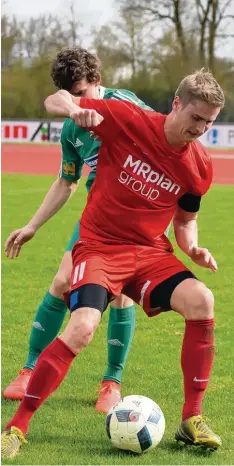  ?? Archivfoto: Izsó ?? Der SV Wörnitzste­in Berg (mit Dominik Marks, in Rot) hat mit dem FC Ehekirchen am Wochenende einen schweren Gegner.