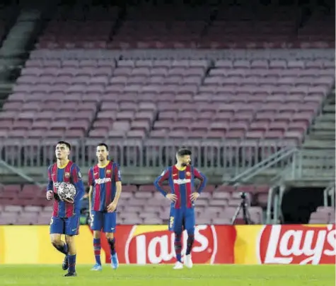  ?? // VALENTÍ ENRICH ?? Los jugadores del Barça, decepciona­dos tras encajar uno de los cuatro goles frente al PSG en la ida del partido de los octavos de final de la Champions disputado en el Camp Nou