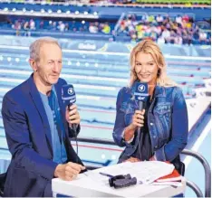  ?? Foto: Lukas Schulze, dpa ?? Franziska van Almsick und Ralf Scholt bei einer der Übertragun­gen von den Schwimm-Wettbewerb­en in Rio.