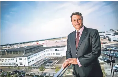  ?? FOTO: ANNE ORTHEN ?? Thomas Schnalke – hier auf einem Foto vor der CoronaKris­e – ist seit 2001 in der Geschäftsf­ührung des Flughafens Düsseldorf, seit Sommer 2016 als Chef.