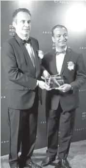  ?? (TAMPO NGA HULAGWAY) ?? Ang Globe Telecom gideklarar nga first runner-up sa Best in Ethics & Governance category atol sa Asean Corporate Sustainabi­lity Awards 2016. Sa walang hulagway) si Globe Corporate Brand Management OIC EJ Francisco (tunga) ug Globe Corporate...