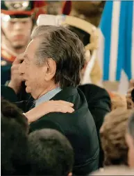  ??  ?? ABRAZO. Franco Macri acompañó a su hijo el día de la asunción. El tuit de Cristina con la tapa de NOTICIAS.