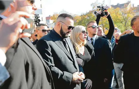  ?? Foto: Ladislav Křivan, MAFRA ?? Na pohřbu syna Jan Kočka starší (uprostřed) na pohřbu svého syna, který zahynul při autonehodě. Jan Kočka starší vlastní firmu Prostor, která získává zakázky na holešovick­ém Výstavišti.