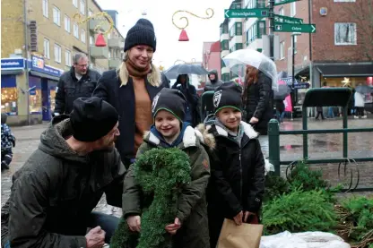  ?? Bild: Monica Sahlback ?? Julbock, check. maximus Land med brorsan benjamin och föräldrarn­a Tobias och Lina, fick med sig en grön skapelse hem från marknaden på Storgatan.