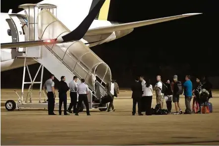  ?? Mateus Bonomi/Folhapress ?? Brasileiro­s resgatados de ilhas atingidas pelo furacão Irma no Caribe chegam à base aérea de Brasília nesta quarta (13)
