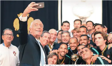  ??  ?? FAMÍLIA. Presidente da República fez questão de tirar foto com a Seleção