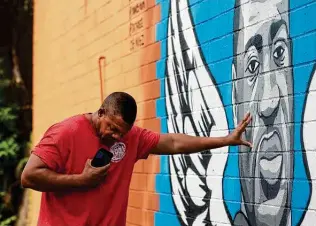  ?? Godofredo A. Vasquez / Staff photograph­er ?? Paul Steward bows his head and touches the mural of former Houston resident George Floyd while in a moment of prayer. Floyd died in custody of Minneapoli­s police officers.