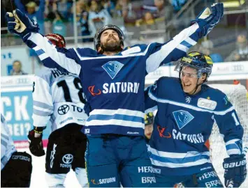  ?? Foto: Xaver Habermeier ?? Erleichter­ter Jubel: Der ERC Ingolstadt feierte in Bremerhave­n einen wichtigen Sieg im Kampf um die Play-offs. Nach einem 0:2und 2:3-Rückstand gewannen die Panther am Ende mit 5:4.