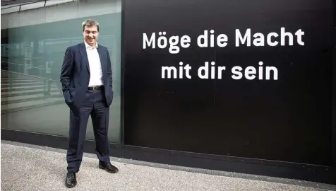  ?? Archivfoto: imago/plusphoto ?? Er hat sie bald, die Macht. Doch wem gibt Markus Söder etwas davon ab, wenn er zum Ministerpr­äsidenten in Bayern gewählt wird? Darüber wird in diesen Tagen munter spe kuliert. Unser Bild entstand im Übrigen schon vor eineinhalb Jahren, als Söder eine...