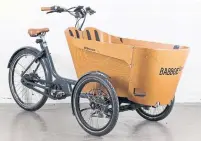  ?? CURBSIDE CYCLE ?? Dutch cargo bike company Babboe specialize­s in marine-grade wood boxes that are impact-tested up to 40 km/hr.