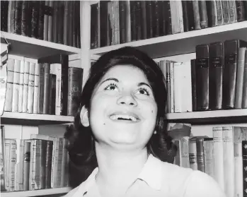  ??  ?? María en la biblioteca. Empleada doméstica de los Bioy-Ocampo, 1961.