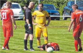  ?? FOTO: REINER NEFF ?? Viele harte Zweikämpfe prägten das Relegation­sspiel zwischen dem SV Wurmlingen (gelb) und dem SC Wellending­en. Schiedsric­hter Joachim Ernst zeigte zehn gelbe und eine gelbrote Karte.