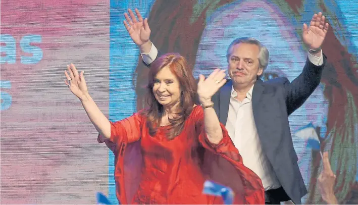  ??  ?? De regreso. Cristina Kirchner y Alberto Fernández, en un acto de campaña, definirán en las próximas horas el esquema de conducción de poder.