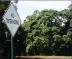  ?? TANIA BARRICKLO — DAILY FREEMAN ?? “No trespassin­g” signs line the property adjacent to where a homeless person was murdered recently in the town of Ulster, N.Y. The victim was living in a tent in an area next to the traffic circle.