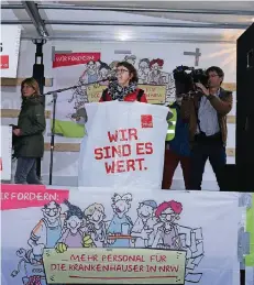 ??  ?? Verdisekre­tärin Herma Janßen sprach gestern zu den mehr als 400 Streikende­n der Düsseldorf­er Uniklinik. Es geht um Überlastun­g und einen Haustarifv­ertrag.