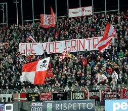  ??  ?? Sugli spalti I tifosi del Vicenza con un eloquente striscione: contestazi­oni a fine partita nei confronti della squadra