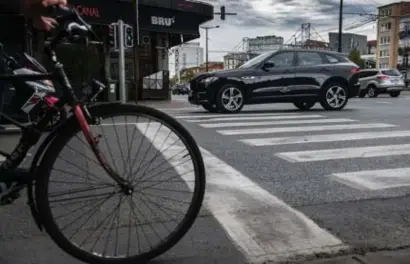  ?? Ivan Put ?? Fiets, auto of tram: in de stad is het makkelijke­r kiezen.