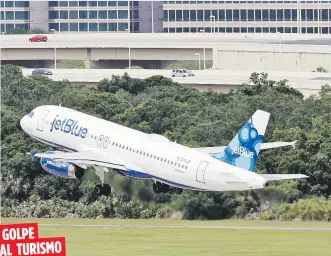  ??  ?? GOLPE AL TURISMO Según la página de JetBlue, la aerolínea cuenta con 500 empleados en la Isla, la mayoría residentes en Puerto Rico.