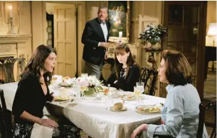  ?? WARNER BROS. TELEVISION ?? Lauren Graham, from left, Edward Herrmann, Alexis Bledel and Kelly Bishop star in “Gilmore Girls.”