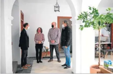  ??  ?? El alcalde, Víctor Mora, visitó ayer jueves el nuevo hostal La Casa de las Especias.