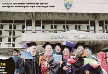  ??  ?? GRADUAN ceria selepas menerima sijil, diploma dan diploma eksekutif pada majlis konvokesye­n di UM.