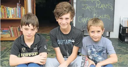  ?? Picture: ROB KNOWLES ?? ENJOYING THE HOLIDAYS: From left, Leon Venter, Caleb de Silva and Rogan Coetzee were busy at the Bathurst Craft Market recently and enjoying the school holidays