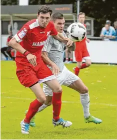  ?? Foto: Michael Hochgemuth ?? Stätzlings bislang bester Torschütze – Daniel Löffler (graues Trikot) – konnte sich in dieser Szene nicht gegen den Aindlinger Innenverte­idiger Michael Hildmann durch setzen. Der FCS verlor mit 0:2.