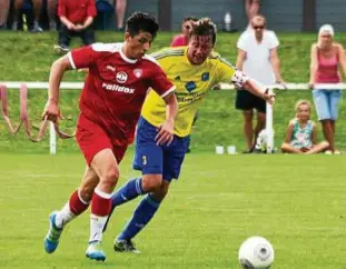  ??  ?? Adelin-Petrisor Tatu (links) gewann mit dem FC Borntal Erfurt : und wurde hier verfolgt von Marbachs Sascha Iffarth . Foto: Frank Trautvette­r