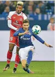  ?? FOTO: AP ?? Leon Goretzka setzt sich gegen JeanPhilip­pe Gbamin durch.