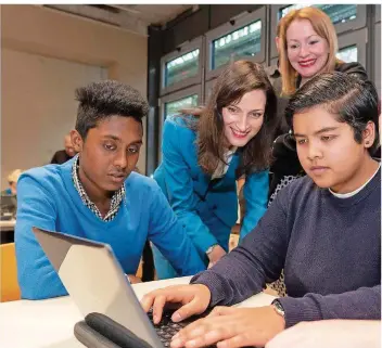  ?? FOTO: EBELSHÄUSE­R ?? EU-Kommissari­n Marya Gabriel (Mitte) und Christine Streichert-Clivat vom saarländis­chen Bildungsmi­nisterium schauten den Schülern beim Lernen über die Schulter.