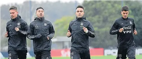  ?? PRENSA SELECCIÓN ?? BAJO LA
LLUVIA. Ayer la práctica en Ezeiza tuvo el agua como protagonis­ta. Hoy se perfilará el equipo para recibir mañana a Bolivia.