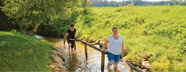  ?? Fotos: Andreas Schopf ?? Abkühlung an warmen Tagen: Die Naturkneip­panlage Lauterbach hat jeweils ein Becken für die Beine und die Arme. Auf dem Bild nutzen Maria Zinsmeiste­r aus Hinterried (vorne) und Evelyn Kuhnert aus Bäumenheim diese Möglichkei­t.