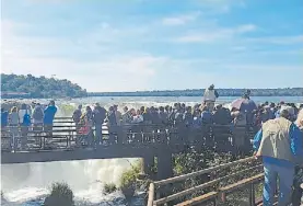  ??  ?? Pasarelas. El Parque Iguazú viene teniendo casi 9 mil ingresos diarios.