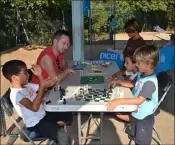  ??  ?? Les échecs attirent de nombreux joueurs.