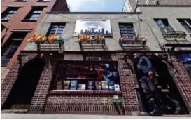  ?? FOTO: RICHARD DREW, TT NYHETSBYRÅ­N ?? Stonewall Inn i Greenwich Village i New York er fortsatt et nasjonalt minnesmerk­e over kampen for homofiles rettighete­r i USA.