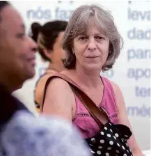  ??  ?? Eleiana Ciola, 55, espera em fila de clínica particular