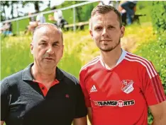 ?? Foto: Ernst Mayer (Archivbild) ?? Manfred Schuster vom TSV Offingen und Spielertra­iner Julian Riederle gehen im Sommer getrennte Wege.