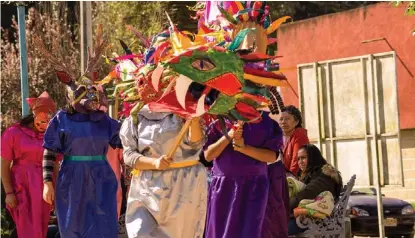  ?? CARLOS MERCADO ?? En agradecimi­ento, vecinos reciben con comida a los danzantes.