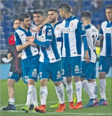  ??  ?? POR EL BUEN CAMINO. Los jugadores del Espanyol festejan el triunfo del viernes ante Las Palmas.