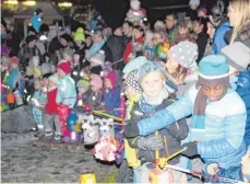 ?? FOTO:MT ?? Rund 200 Kinder füllen den St.-Martin-Platz mit ihren selbst gebastelte­n Laternen.