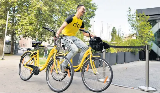  ??  ?? Ab Sonntag können die knallgelbe­n Ofo-Bikes – vorerst kostenlos – in der Leopoldsta­dt gemietet werden. Die Eingangräd­er sollen später durch Dreigangrä­der ersetzt werden. Weltweit sind nach Eigenangab­en bereits acht Millionen stationsfr­eie Ofo-Leihräder...