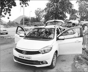  ??  ?? Indian excise department officers at the Bihar-Jharkhand interstate border search for alcohol entering Bihar at a checkpoint in Rajauli, 150km south of Patna.