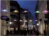  ?? XINHUA ?? A shopping street in Copenhagen is lit up by a display of Chinese lanterns to celebrate the upcoming Spring Festival.