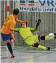  ??  ?? Halbfinale: Lars Jaud scheiterte mit die sem Sechsmeter zwar an TGL Keeper Manuel Breskott, letztlich kam seine SSV Dillingen aber doch ins Endspiel.