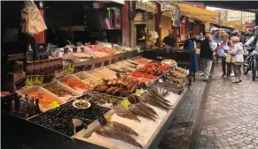  ??  ?? Le marché aux poissons de Trouville-sur-Mer vaut également le détour : dégustez sur place !