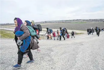  ?? FOTO: OZAN KOSE/AFP ?? Afghanisch­e Flüchtling­e gehen in der türkischen Provinz Edirne in Richtung der griechisch­en Grenze.